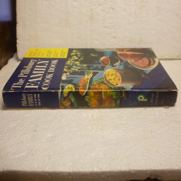 Vintage The Pillsbury Family Cookbook Copyright 1963 - Picture 10 of 11